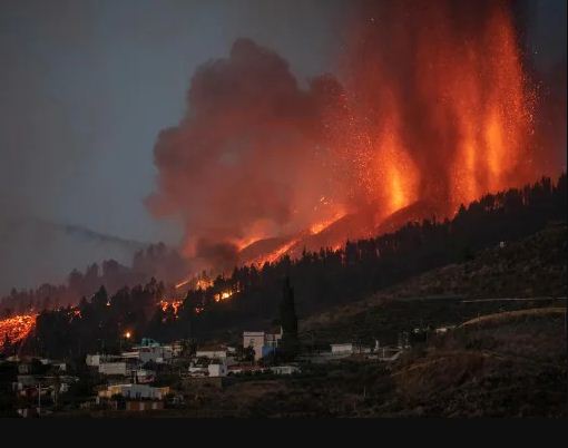 Photo of स्पेन के ला पाल्मा के कैनरी द्वीप पर ज्वालामुखी में हुआ विस्फोट, भूकंप आने की आशंका