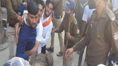 Photo of एमबीपीजी कॉलेज में शत प्रतिशत प्रवेश की मांग पर दिन भर होता रहा हंगामा, सीओ की गाड़ी के आगे धरने पर बैठे छात्र