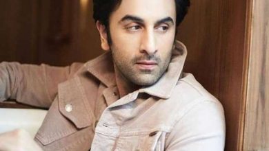 Photo of कैमरे में कैप्चर हुआ रणबीर कपूर के मोबाइल फोन का वॉलपेपर, इस खास शख्स को हर पल रखते हैं नजरों के सामने…