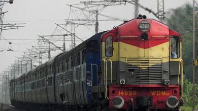 Photo of केरल में एक्सप्रेस ट्रेन का इंजन हुआ अलग, बिना बोगियों के दौड़ी ट्रेन