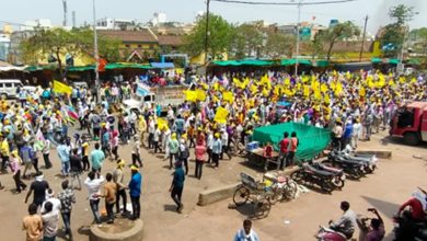 Photo of दो आदिवासियों की हत्या के विरोध में विभिन्न संगठनों ने नगर पालिका के सामने शुरू किया विरोध प्रदर्शन