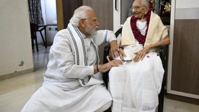 Photo of पीएम मोदी ने मां के 100वें जन्मदिन के खास अवसर पूजा कर लिया आशीर्वाद