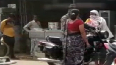 Photo of यूपी के औरेया में बाइक पर दूसरी लड़की को घूमा रहा था पति, पत्नी ने चप्पलों से की पिटाई