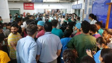 Photo of देहरादून के श्री महंत इंदिरेश अस्पताल के नर्सिंग स्टाफ ने आज वेतन वृद्धि को लेकर किया प्रदर्शन….