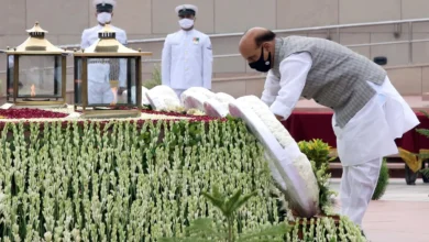Photo of विजय दिवस 2022 के अवसर पर रक्षा मंत्री राजनाथ सिंह ने राष्ट्रीय युद्ध स्मारक पर माल्यार्पण किया