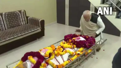 Photo of मां के आखिरी सफर उनके साथ दिखे पीएम मोदी, अर्थी को दिया कांधा