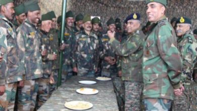 Photo of सेना प्रमुख ने साल पर LoC पर सैनिकों से ही मुलाकात…