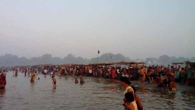 Photo of मकर संक्रांति के त्योहार में आस्था के रंग में रंगे श्रद्धालुओं ने लगाई पवित्र नदी में लगाईं डुबकी…