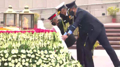 Photo of तीनों सेवा प्रमुखों ने सशस्त्र बल पूर्व सैनिक दिवस पर राष्ट्रीय युद्ध स्मारक पर किया माल्यार्पण…