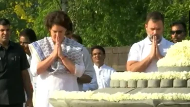 Photo of आज पूर्व PM Rajiv Gandhi की 32वीं पुण्यतिथि पर यूपीए चेयरपर्सन सोनिया गांधी, कांग्रेस नेता राहुल गांधी, प्रियंका गांधी वाड्रा व अन्य ने दी श्रद्धांजलि