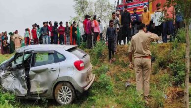Photo of एटा में  एक तेज रफ्तार कार ने बाइक व मोपेड सवार को चार लोगों को रौंद द‍िया…