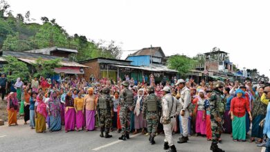 Photo of मणिपुर में महिला कार्यकर्ता जानबूझकर मार्गों को ब्लाक कर रही हैं और सुरक्षा बलों के अभियानों में हस्तक्षेप कर रही..