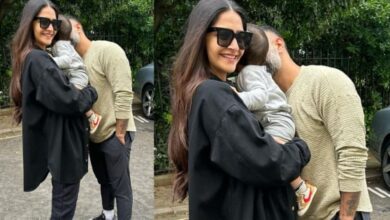 Photo of बेटे के साथ वॉक पर निकली सोनम कपूर, स्नीकर्स पर फिदा हुए फैंस..