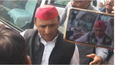Photo of पूर्व CM अखिलेश यादव पहुचें देवरिया सामूहिक हत्याकांड के पीड़ितों से मिलने