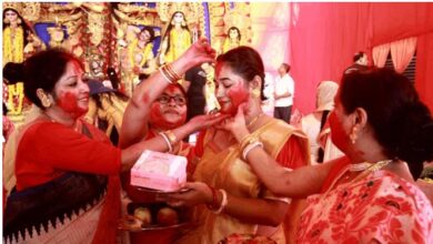 Photo of दिल्ली में विजयादशमी पर दूर्गा पूजा की धूम, महिलाओं ने मनाया सिंदूर उत्सव