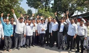 Photo of लखनऊ : लेखपाल और वकीलों के बीच हुई मारपीट…