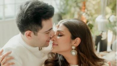 Photo of मुंबई एयरपोर्ट पर परिणीति चोपड़ा हुई स्पॉट, फेन्स ने क्या खा देखिये