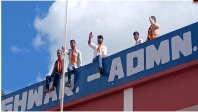 Photo of चमोली: आंदोलन के बीच पेट्रोल लेकर कॉलेज की छत पर चढ़े छात्र, जाने क्या पूरा मामल