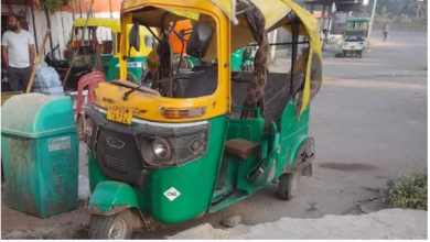 Photo of तेज रफ्तार ऑटो डिवाइडर से टकराकर पलटा, ड्राइवर समेत चार गंभीर रूप से घायल…