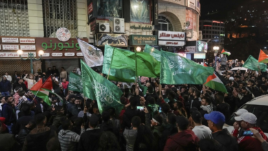 Photo of हमास-फलस्तीनी झंडे लहराते दिखे लोग,इजरायल की जेल से रिहा कैदियों पर जश्न मनाते लोग !