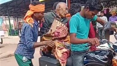 Photo of एमपी: अस्पताल से नहीं मिली एंबुलेंस दादा के शव को बाइक पर घर ले गया पोता….