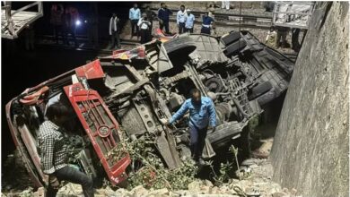 Photo of राजस्थान: भीषण सड़क हादसा, आरओबी की दीवार तोड़कर रेलवे ट्रैक पर गिरी बस