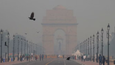 Photo of जहरीली हवा में सांस लेने को मजबूर दिल्लीवासी,एक्यूआई 400 पार