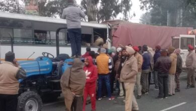 Photo of कोहरे का कहर : जालंधर-पठानकोट हाईवे पर खड़े ट्रेलर से टकराई पंजाब पुलिस की बस
