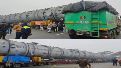 Photo of उत्तर प्रदेश : मुड़ते समय बंद हो गया बड़ी मशीन लदा सीएसबी ट्रक, हाईवे जाम