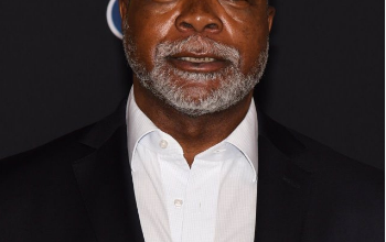 Photo of नहीं रहे हॉलीवुड के प्रसिद्ध अभिनेता कार्ल वेदर्स,76 वर्ष की उम्र में ली अंतिम सांस