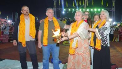 Photo of ताज महोत्सव: यमुना मैया की महाआरती में पहुंचे विदेशी सैलानी, भजनों पर झूमे