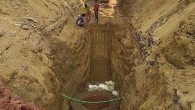 Photo of आगरा: सीवर लाइन की खुदाई के दौरान 30 फीट गहरे गड्ढे में गिरा मशीन ऑपरेटर