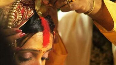 Photo of सुहागिन महिलाएं मांग में क्यों लगाती हैं सिंदूर? जानें इसका धार्मिक महत्व