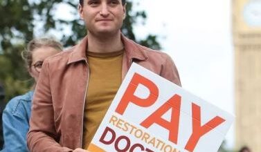 Photo of ब्रिटेन में सीनियर डॉक्टर करेंगे वेतन प्रस्ताव पर मतदान