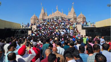 Photo of अबू धाबी के हिंदू मंदिर में उमड़ी श्रद्धालुओं की भीड़, पहले ही दिन 65 हजार लोगों ने किए दर्शन