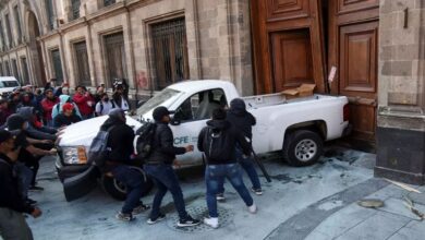 Photo of मेक्सिको में 43 लापता छात्रों को न्याय दिलाने सड़कों पर उतरे प्रदर्शनकारी