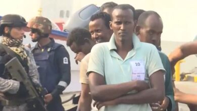 Photo of भारतीय नौसेना : सोमालिया तट से 35 लुटेरों को पकड़कर मुंबई पहुंचा आईएनएस कोलकाता