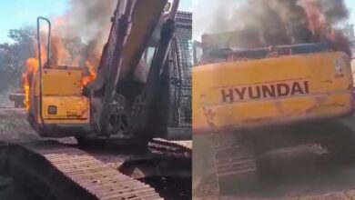 Photo of गोंडा: मालगाड़ी से कोयला उतार रही पोकलैंड मशीन बनी आग का गोला,