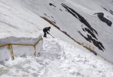 Photo of हेमकुंड साहिब: बर्फीली राहों से गुजरेंगे तीर्थयात्री, सेना के जवानों ने बर्फ के बीच ऐसे बनाया रास्ता