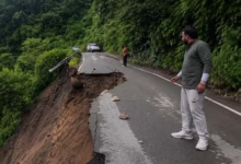 Photo of भूस्खलन से NH-707-A पर सड़क धंसी, बड़ा हिस्सा पूरी तरह क्षतिग्रस्त; मसूरी-यमुना ब्रिज मार्ग बंद