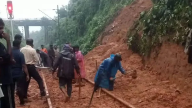 Photo of केरलम में भूस्खलन से ट्रेन का इंजन पटरी से उतरा