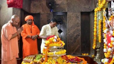 Photo of शारदीय नवरात्र: मां पाटेश्वरी के दरबार में सीएम योगी ने नवाया शीश